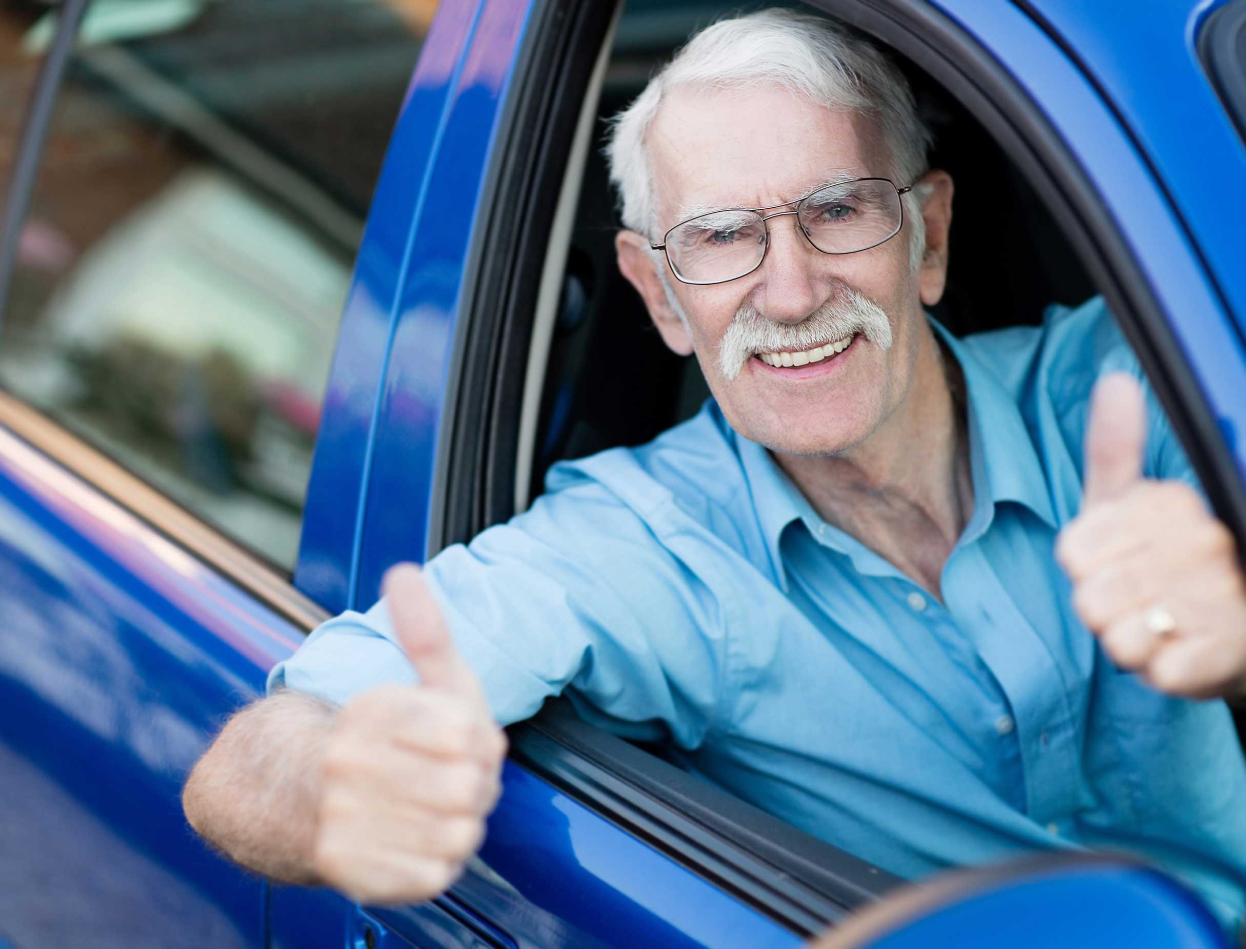 Rentner im Auto